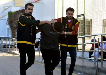 Adana'da husumetli olduğu komşusunu öldüren şüpheli ile babası tutuklandı