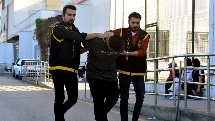 Adana'da husumetli olduğu komşusunu öldüren şüpheli ile babası tutuklandı