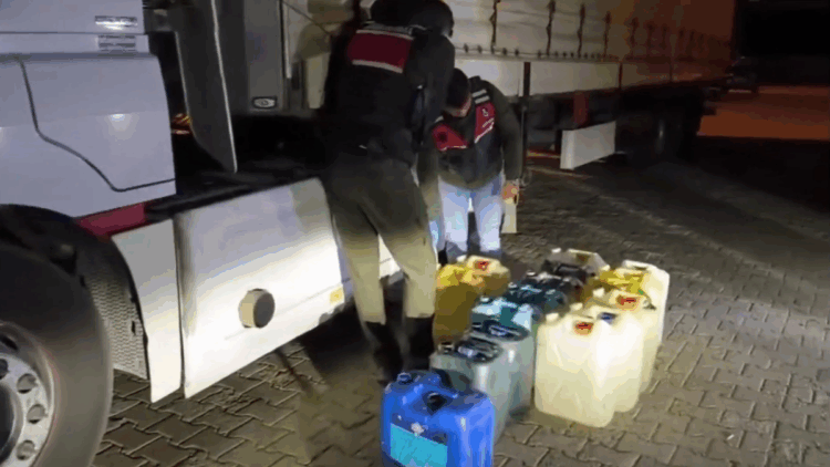 Hakkari ve Ağrı'da yüklü miktarda uyuşturucu ele geçirildi: 1 gözaltı