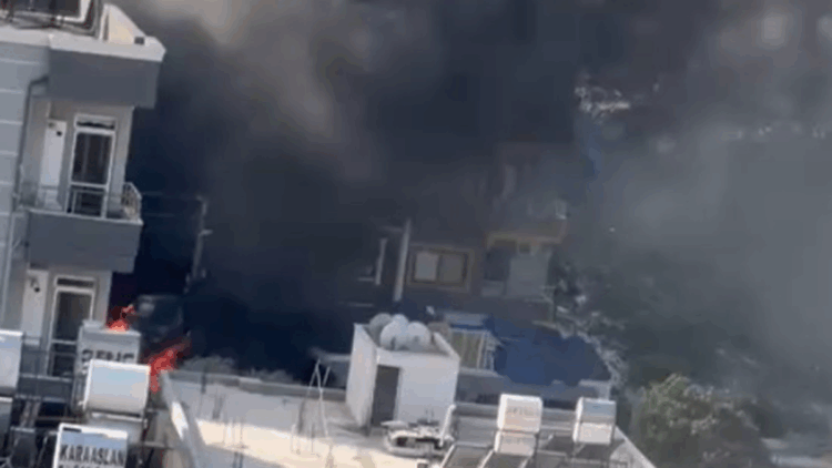 Hatay'da iş yerinde çıkan yangın, üst kattaki daireye sıçradı