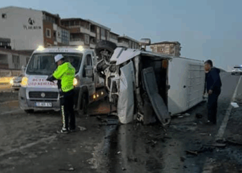 Hatay'da minibüs ile otomobil çarpıştı: 11 yaralı