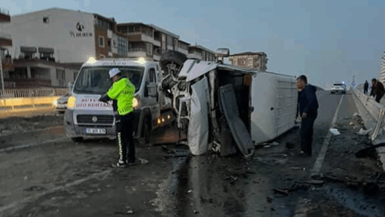 Hatay'da minibüs ile otomobil çarpıştı: 11 yaralı