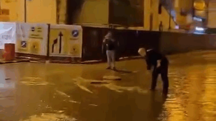 Hatay'da sağanağın ardından cadde ve sokaklar göle döndü