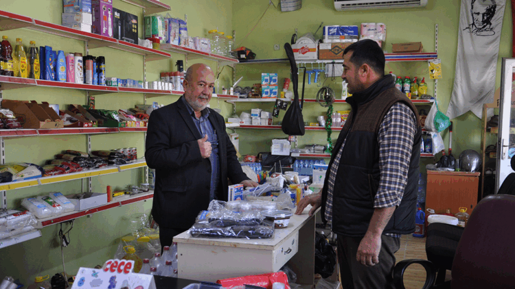 Hayırsever, bakkalın veresiye defterindeki 100 bin TL'lik borcu ödedi