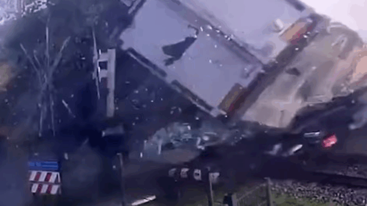 Hollanda'da yolcu treni, TIR’a çarptı: 5 yaralı