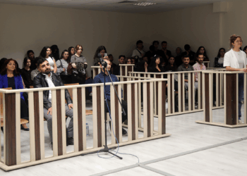Hukuk öğrencilerinden gerçeğini aratmayan farazi duruşma