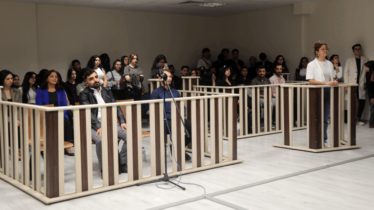 Hukuk öğrencilerinden gerçeğini aratmayan farazi duruşma