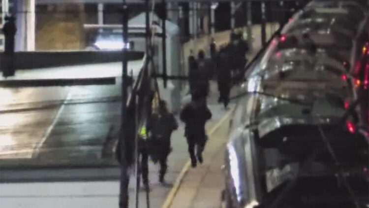 İngiltere'de trende düzenlenen bıçaklı saldırıda 10 kişi yaralandı