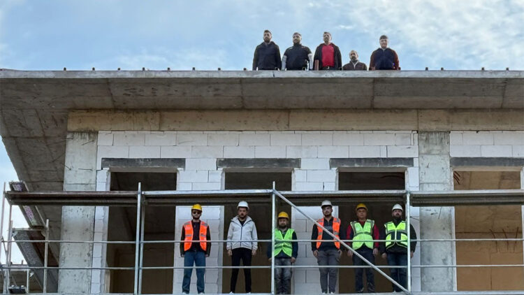 İnşaat işçileri iskele üzerinde Ata'yı andı