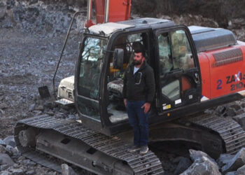 İş makinelerinin üzerinde Ata'ya saygı