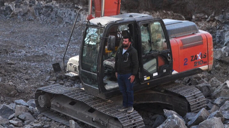 İş makinelerinin üzerinde Ata'ya saygı