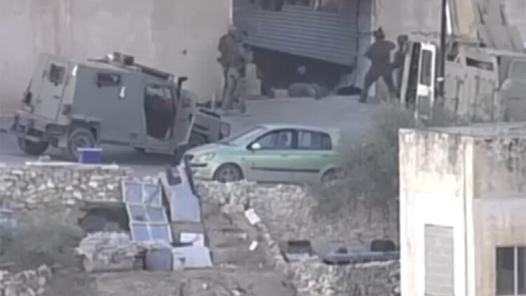 Ellerini havaya kaldırarak teslim olan 2 Filistinli öldürüldü