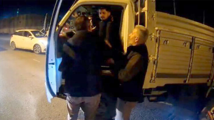 'Canım sıkkın' diyen kamyonet şoförü, motosikletliyi darbetti