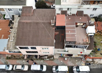 Arnavutköy'de istinat duvarı yıkıldı; 2 bina tahliye edildi