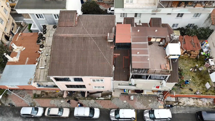 Arnavutköy'de istinat duvarı yıkıldı; 2 bina tahliye edildi 