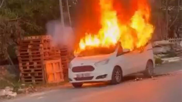 Ataşehir'de hafif ticari araç yandı