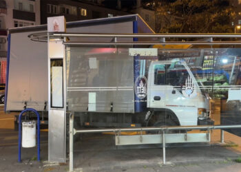 Ataşehir'de kamyonetin otobüs durağına daldığı anlar kamerada