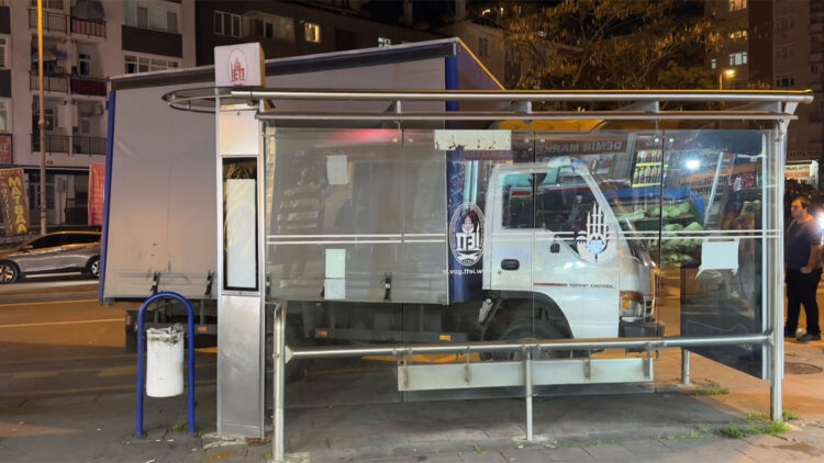 Ataşehir'de kamyonetin otobüs durağına daldığı anlar kamerada