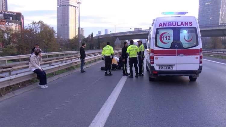 Ataşehir'de yolun karşısına geçmek isteyen yayaya otomobil çarptı