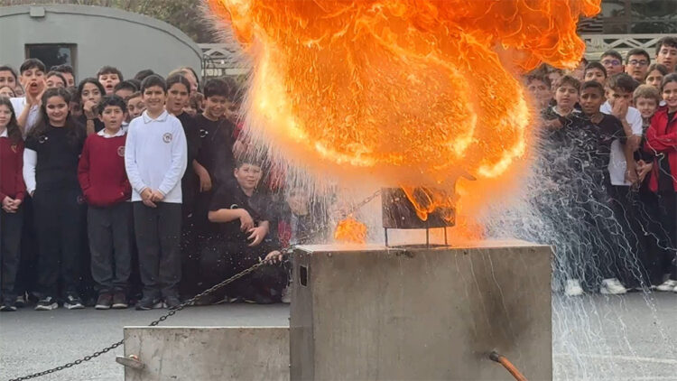 Avcılar'da itfaiye ekipleri öğrencilere eğitim verdi