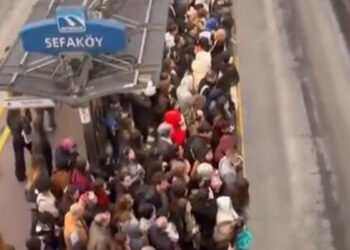 Avcılar'da arızalanan metrobüs nedeniyle seferler aksadı