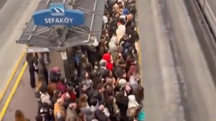 Avcılar'da arızalanan metrobüs nedeniyle seferler aksadı