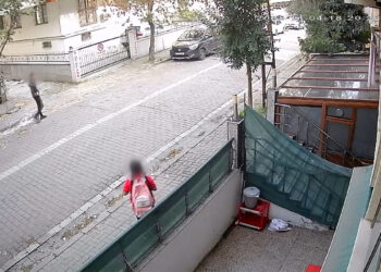 Avcılar'da servis bekleyen çocuğu takip etti; annesi gelince kaçtı