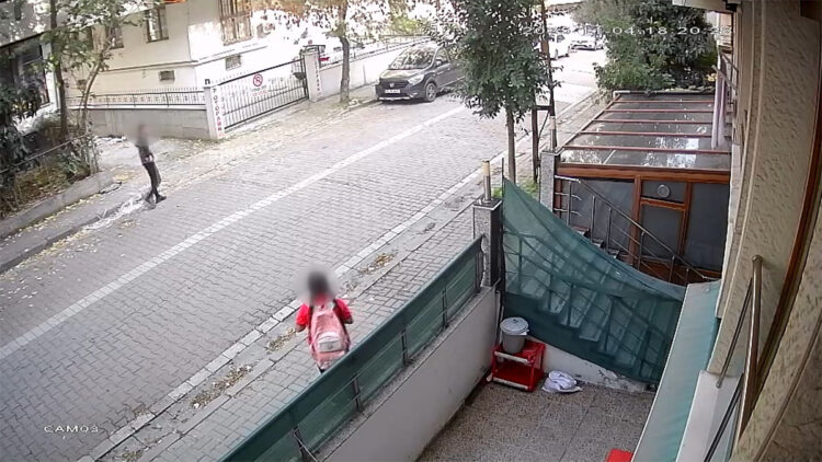 Avcılar'da servis bekleyen çocuğu takip etti; annesi gelince kaçtı