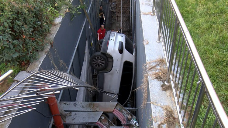 9 araca çarpan cip 5 metreden boşluğa düştü