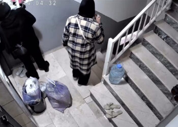 Daire kapısını yoklayan kadınlara kameradan seslendi