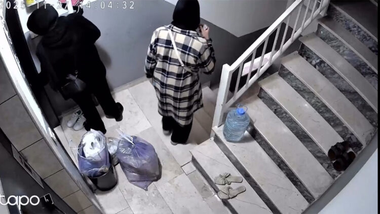 Daire kapısını yoklayan kadınlara kameradan seslendi
