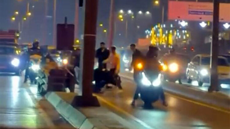 Beylikdüzü'nde trafikte tartışan sürücünün kavgası kamerada