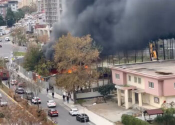 Beylikdüzü'nde depoda çıkan yangın söndürüldü