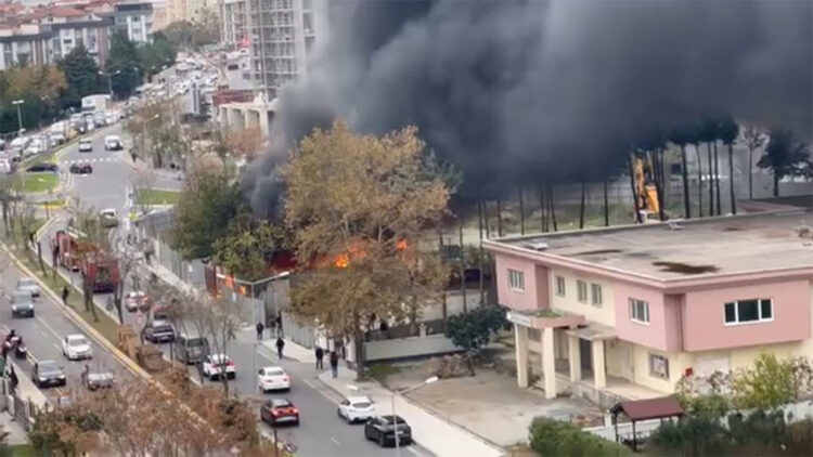 Beylikdüzü'nde depoda çıkan yangın söndürüldü