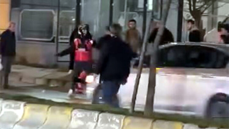 Beylikdüzü'nde motokuryeye laf atan adamı kaskla darbettiler