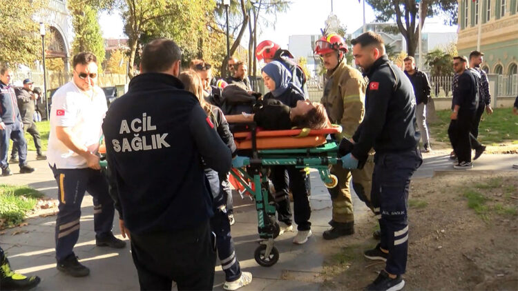 Beyoğlu'nda tramvayın motosiklete çarpma anı kamerada