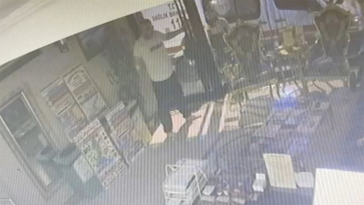 Böcek ailesinin otelde kilitli kaldığı anlar kameraya yansıdı