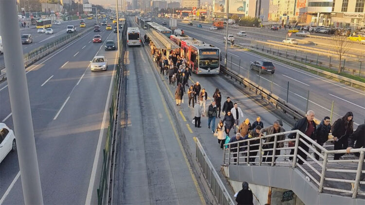 Cevizlibağ'da metrobüsün çarptığı engelli yolcu hayatını kaybetti
