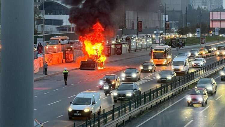 Cevizlibağ'da seyir halindeki iş makinesi alev alev yandı