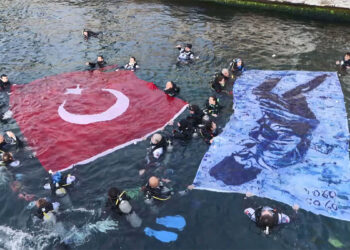 Dolmabahçe'de Ata'ya saygı dalışı