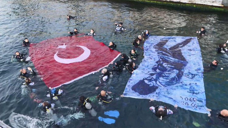 Dolmabahçe'de Ata'ya saygı dalışı