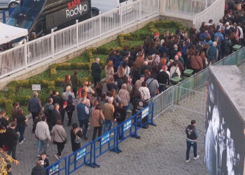 Dolmabahçe Sarayı'nın önüne gelenler uzun kuyruklar oluşturdu