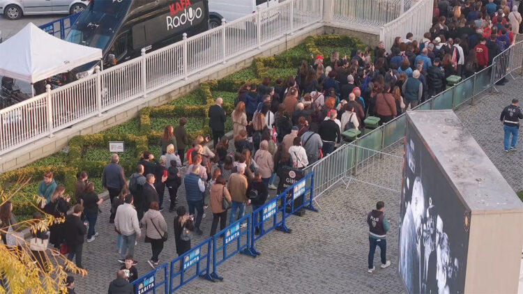 Dolmabahçe Sarayı'nın önüne gelenler uzun kuyruklar oluşturdu
