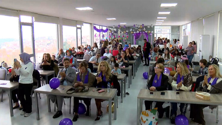 Prematüre olarak dünyaya gelen bebeklerin aileleri yaşadıklarını anlattı