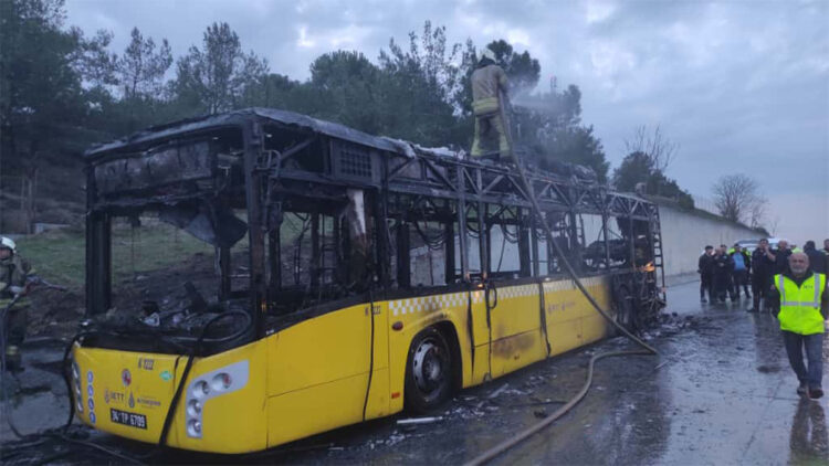 Kemerburgaz Yolu'nda İETT otobüsü alev alev yandı