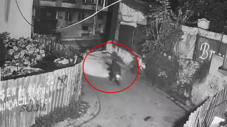 Fatih'te motosikletli şüpheliler haraç istedikleri iş yerini kurşunladı