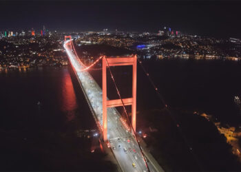 FSM Köprüsü ve Galata Kulesi turuncu renkle ışıklandırıldı