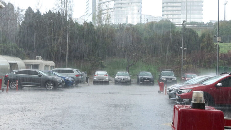 İstanbul'da dolu yağışı etkili oldu; Her yer beyaza büründü