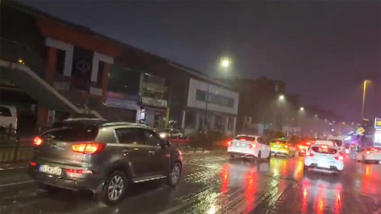 İstanbul güne yağmurla uyandı