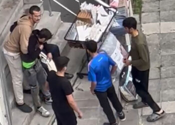 Kağıthane'de ağabey kardeşini rahatsız eden 2 kişiyi bıçakladı
